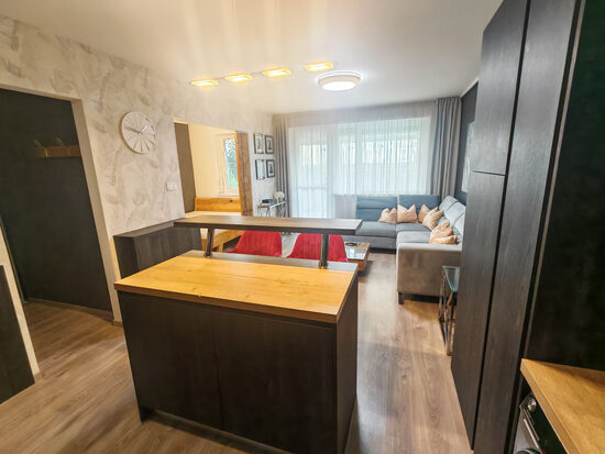 (REZERVOVANÝ) Na prenájom moderne zariadený 1,5-izbový byt so záhradkou a parkovaním, novostavba – Rajka