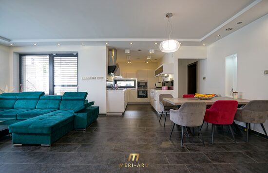 Na predaj moderný 5-izbový rodinný dom s perfektnou dostupnosťou do Bratislavy, Lével