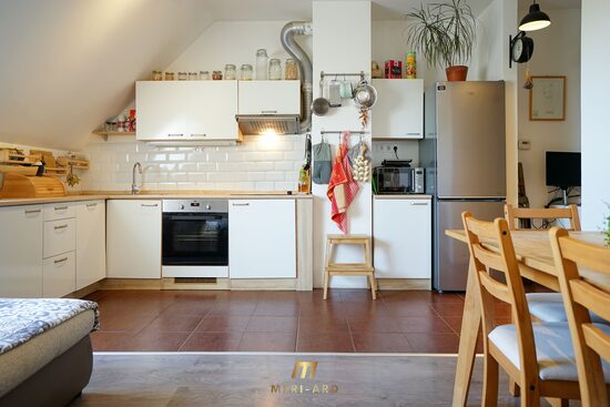 Útulný 3-izbový podkrovný byt s parkovaním v pokojnej časti Rajky – len pár minút od Bratislavy