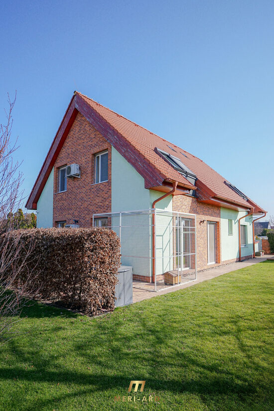 Na predaj výnimočný 5-izbový rodinný dom s krásnou záhradou – Rajka, 15 min od Bratislavy