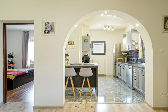 Pokojné bývanie kúsok od Bratislavy – 5-izbový dom Bezenye s veľkou záhradou