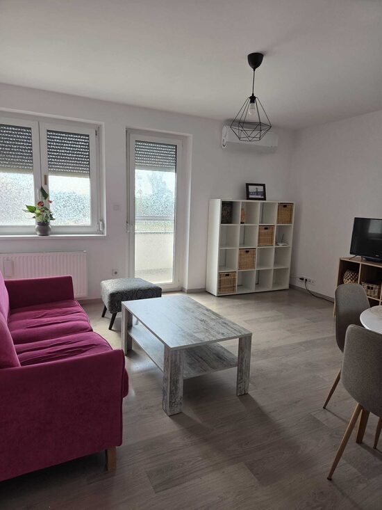 2-izbový byt na prenájom, Rajka – kompletné zariadenie, parkovanie, balkón, klimatizácia