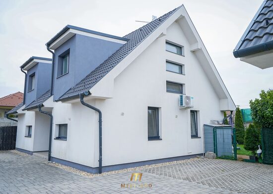 3-izbový dom v starej Rajke v uzavretom areáli – terasa, záhrada a parkovanie