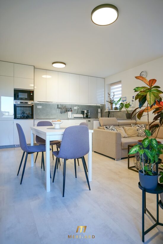 Nadštandardný 3-izbový byt s balkónom, parkovaním a dizajnovým zariadením na mieru – len pár minút od Bratislavy