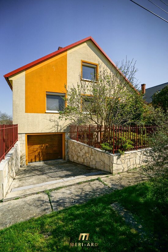 Na predaj veľký 2 podlažný, podpivničený rodinný dom, 2x garáž, zimná záhrada, hosťovský dom v záhrade /Rajka/