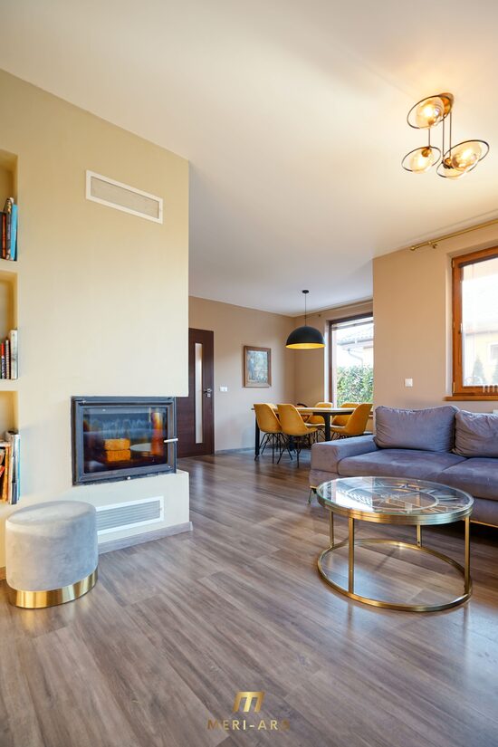 Moderný 3,5-izbový rodinný dom s garážou, terasou, krbom a peknou záhradou – Rajka