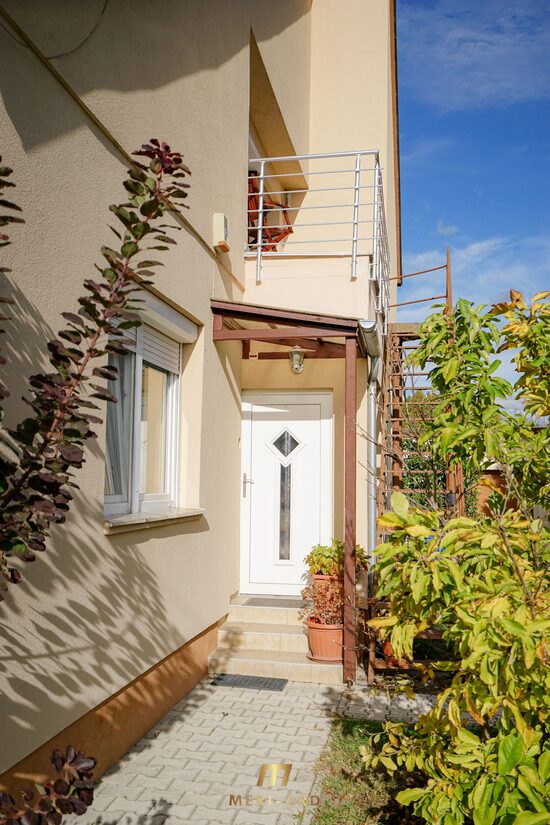 Priestranný rodinný dom s vedľajšou stavbou, dvomi garážami a veľkou záhradou v centre starej Rajky