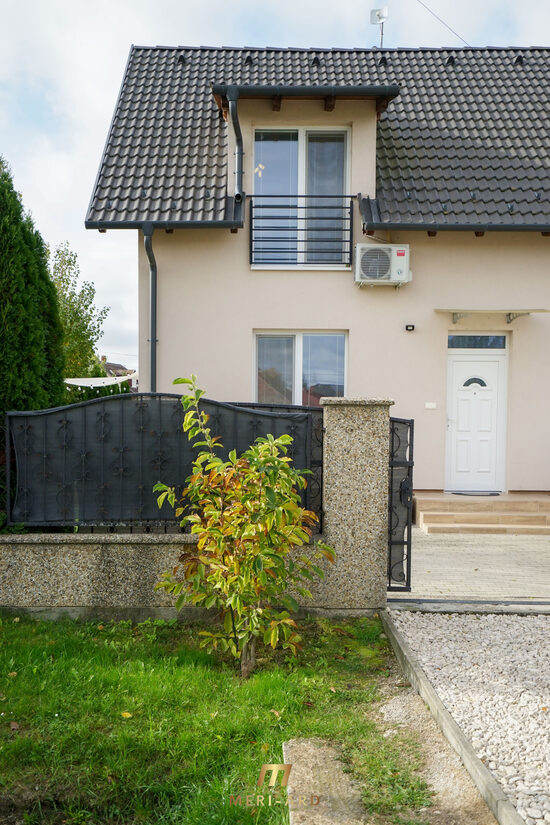 Zariadený 3-izbový dom so záhradou v Rajke – pokojné bývanie pri Bratislave