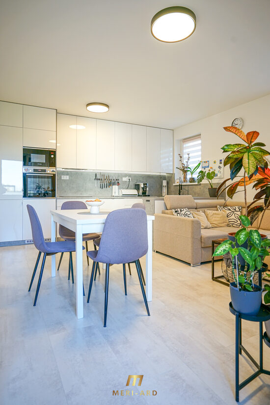 Nadštandardný 3-izbový byt s balkónom, parkovaním a dizajnovým zariadením na mieru – len pár minút od Bratislavy