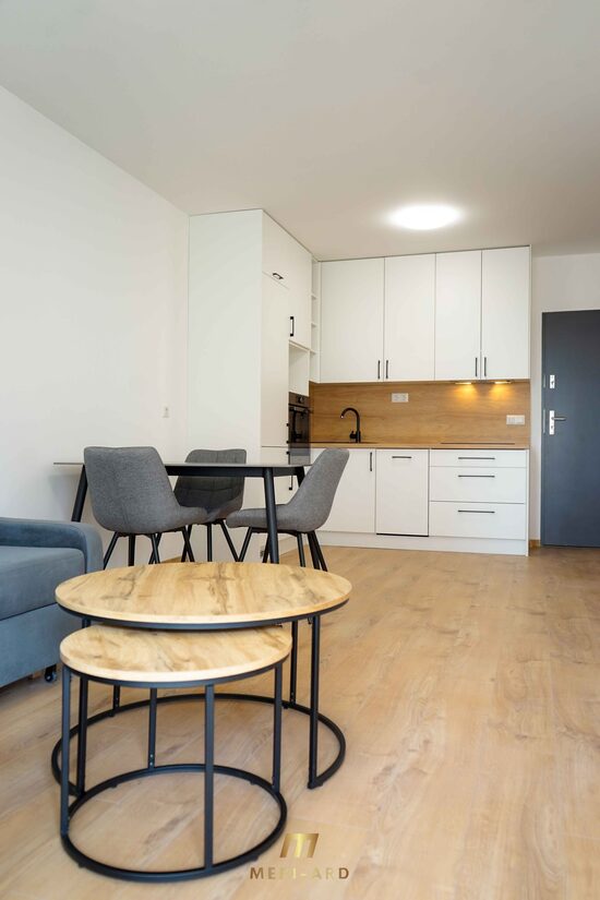 (REZERVOVANÉ) Na prenájom nový, moderne zariadený 1,5-izbový byt s balkónom a parkovaním – Rajka